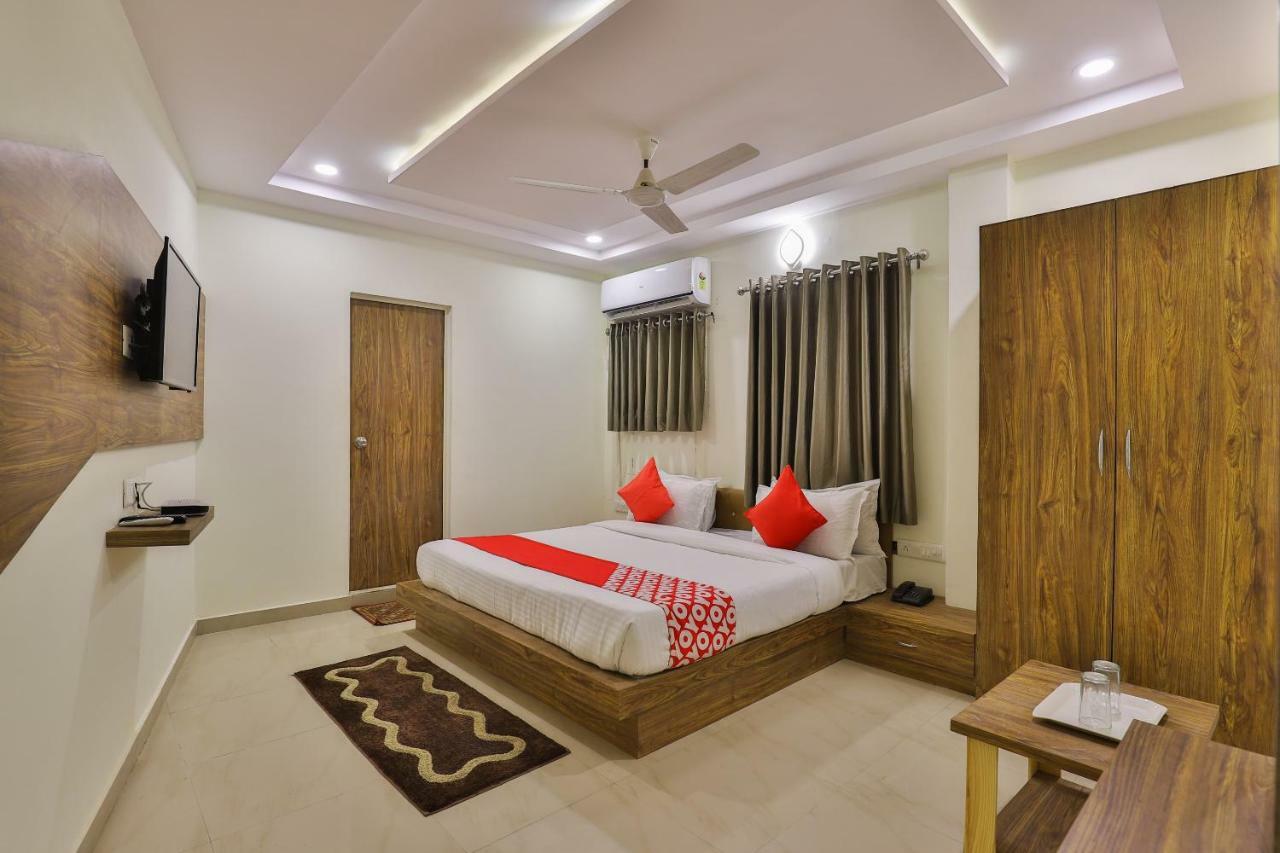 Oyo 26999 Hotel Sg Ahmedabad Exterior foto