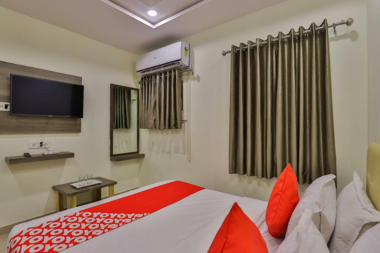 Oyo 26999 Hotel Sg Ahmedabad Exterior foto